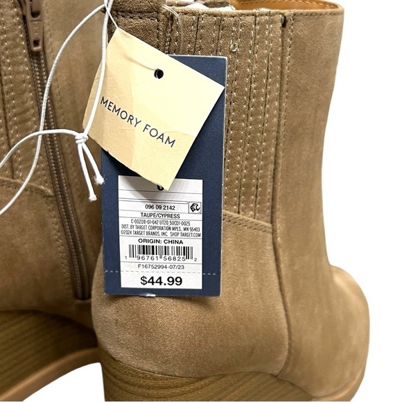 NWT Universal Thread Taupe Wedge Boots - Size 6 - Picture 3 of 14